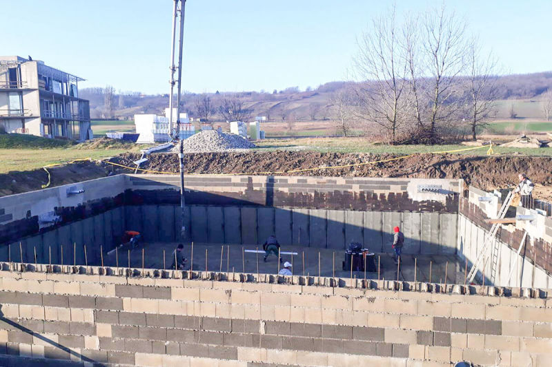 Betonlogisztika - betonpumpa golfpálya falbetonozás Zalacsány